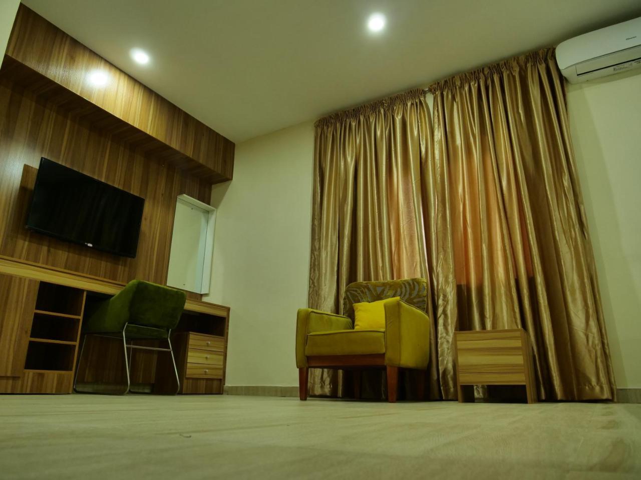 Alexia'S Place Hotel Lagos Extérieur photo