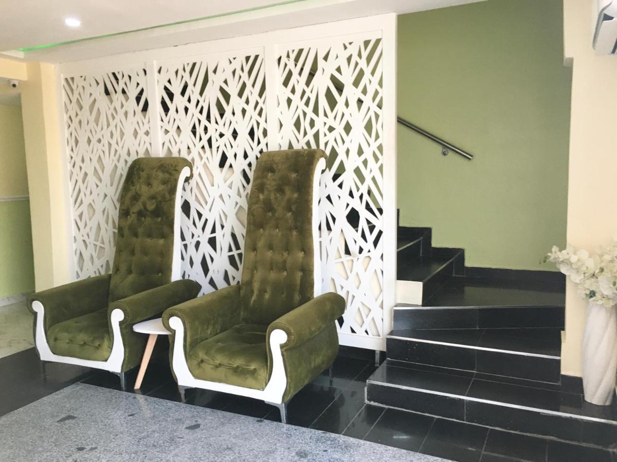 Alexia'S Place Hotel Lagos Extérieur photo